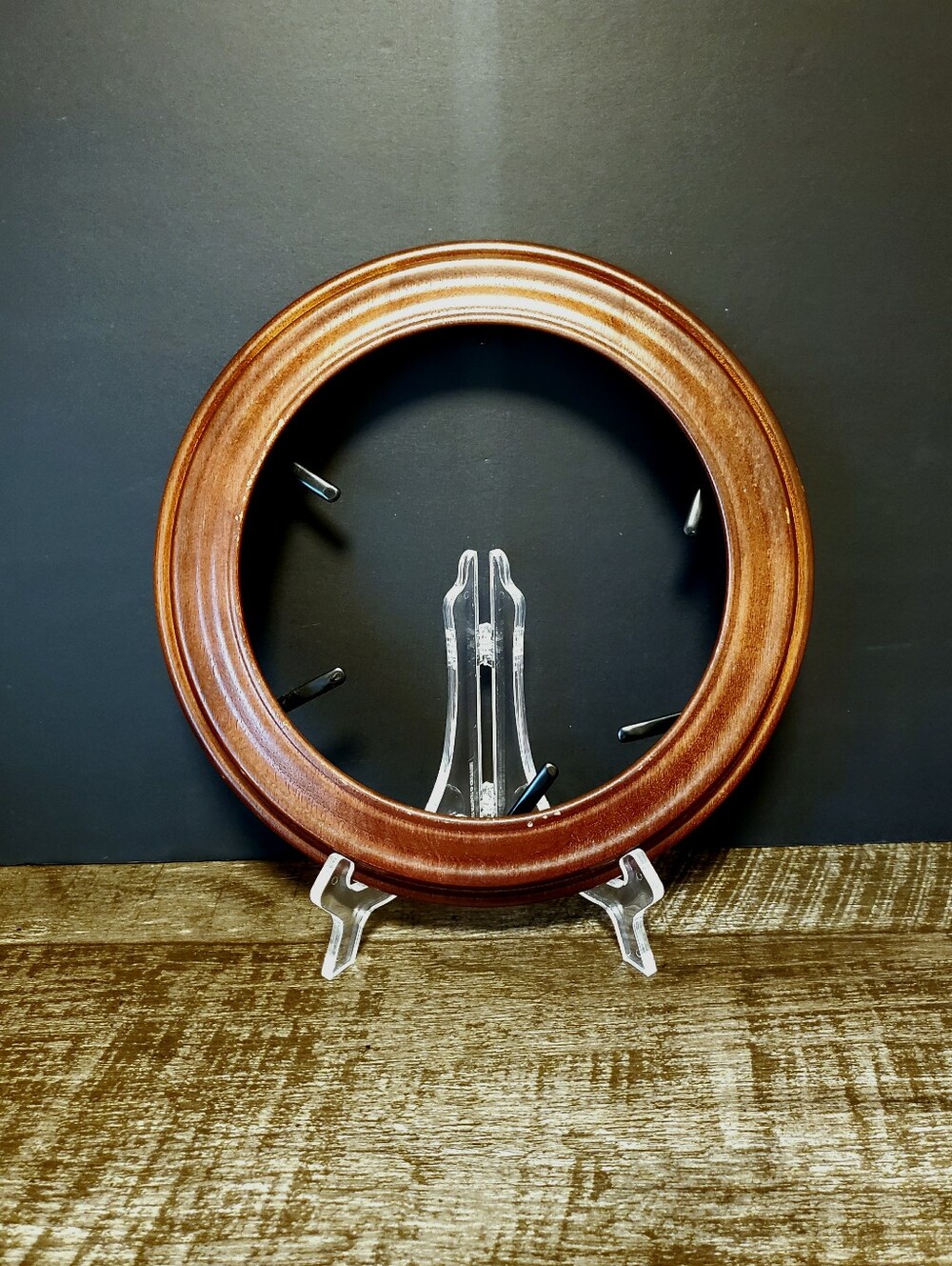 Van Hygan & Smythe Round Wooden Frame with Hanging Hardware 8" Plate Display
